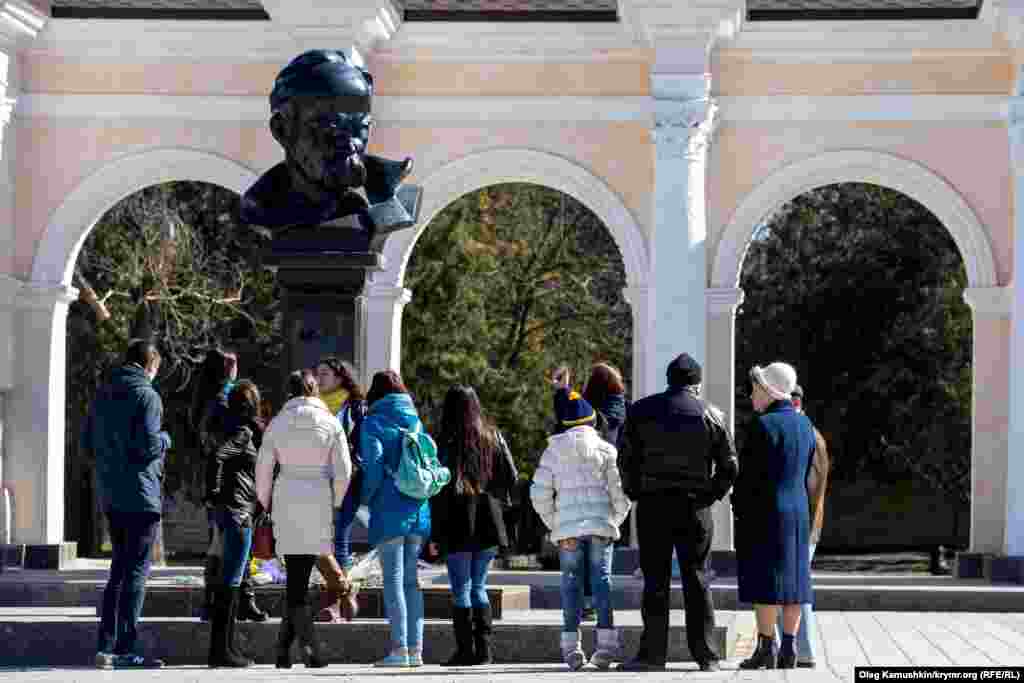 Молодь прийшла покласти квіти до пам&#39;ятника Шевченку в Сімферополі