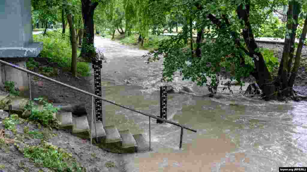 У Малому Салгирі, правій притоці Салгира, рівень води теж сильно піднявся