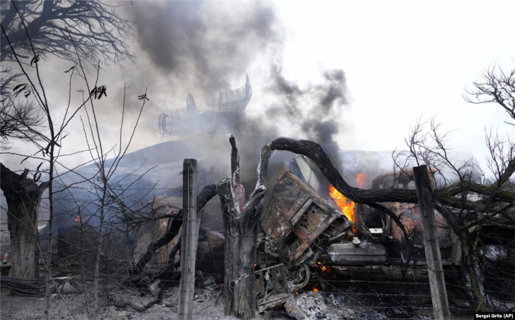 Дим з бази протиповітряної оборони після очевидного удару Росії в Маріуполі