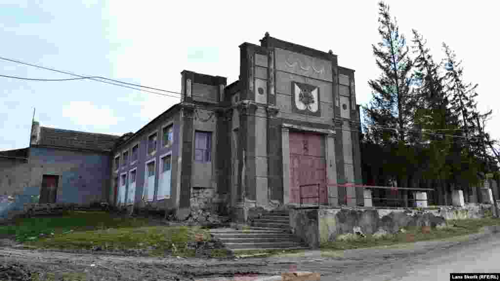 Сільський клуб не працює вже багато років, будівля руйнується та визнана аварійною