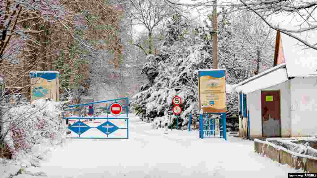 На першому КПП продовжує чергувати охоронець