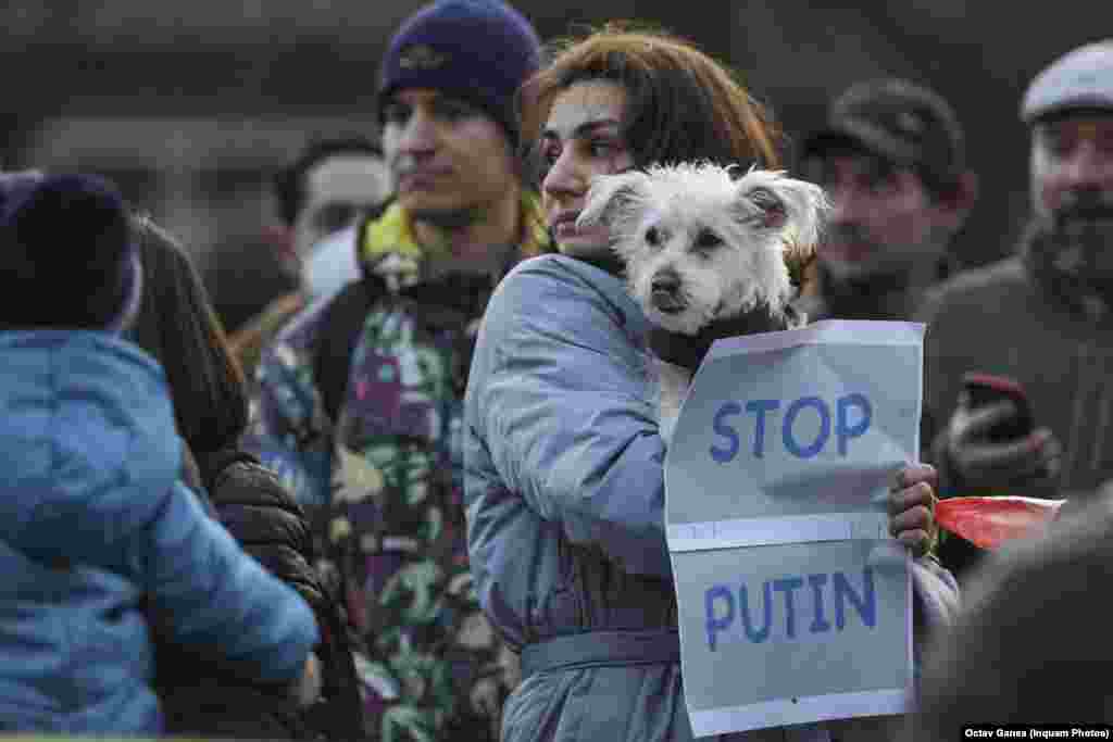 Протестувальники на проукраїнському мітингу в Бухаресті, Румунія. 26 лютого 2022 року