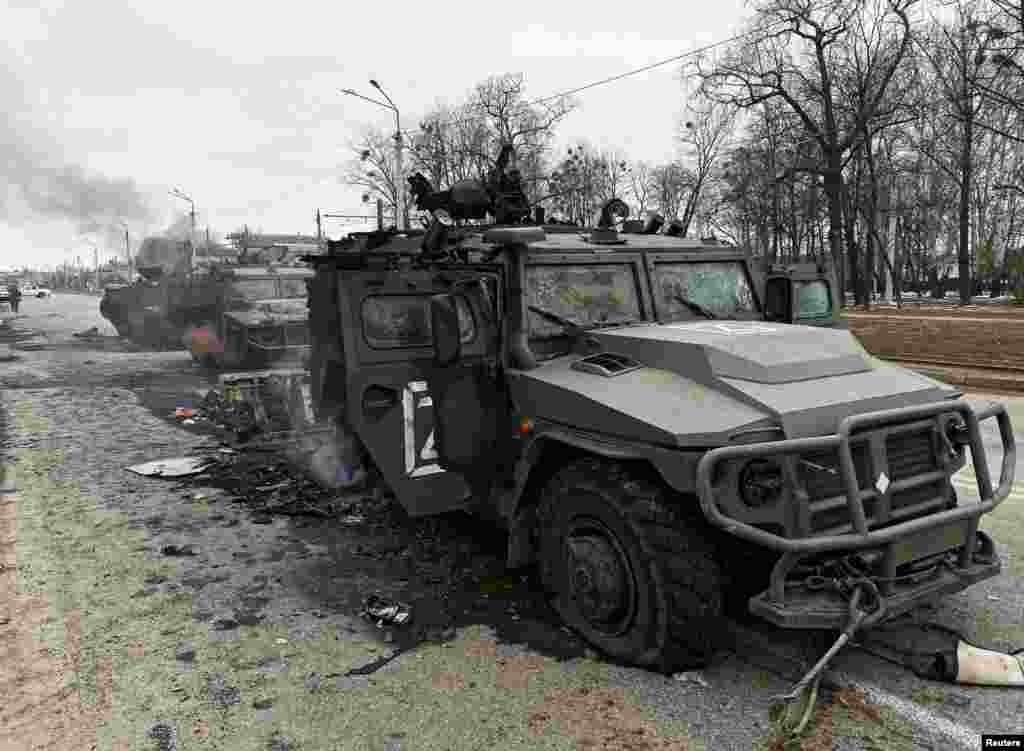 Із перших годин вторгнення опір російській армії на всіх напрямках її просування &ndash; спільно із Силами оборони почали чинити добровольці, які мали бойовий досвід ще з 2014 року.&nbsp; Знищені російські &laquo;Тигри-М&raquo; у Харкові. Україна, 28 лютого 2022 року