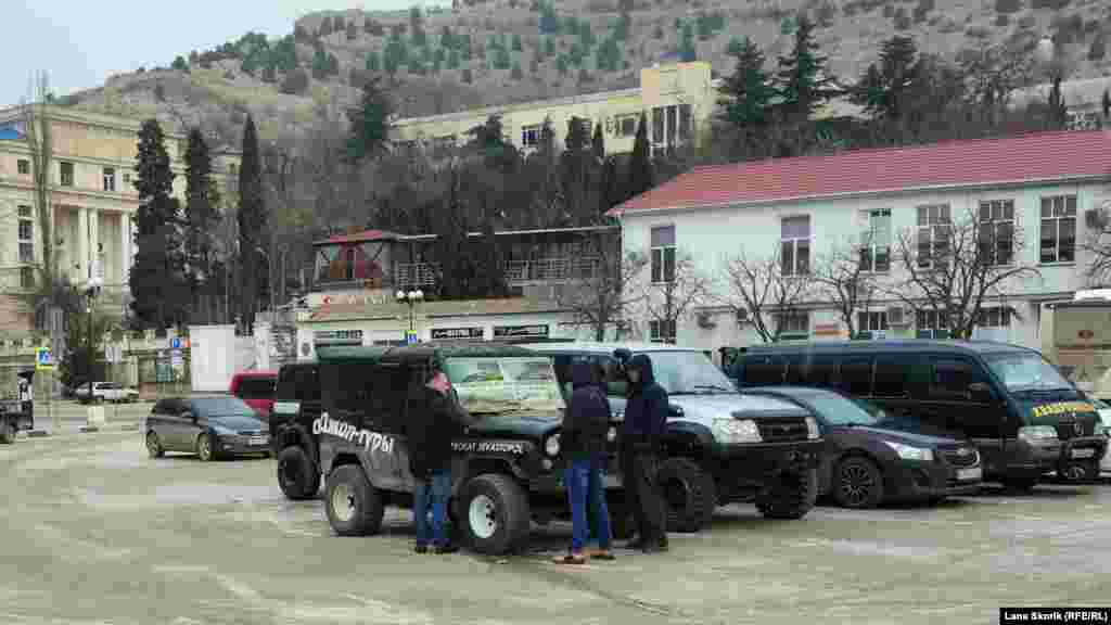 На площі 1-го Травня водії позашляховиків чекають на туристів