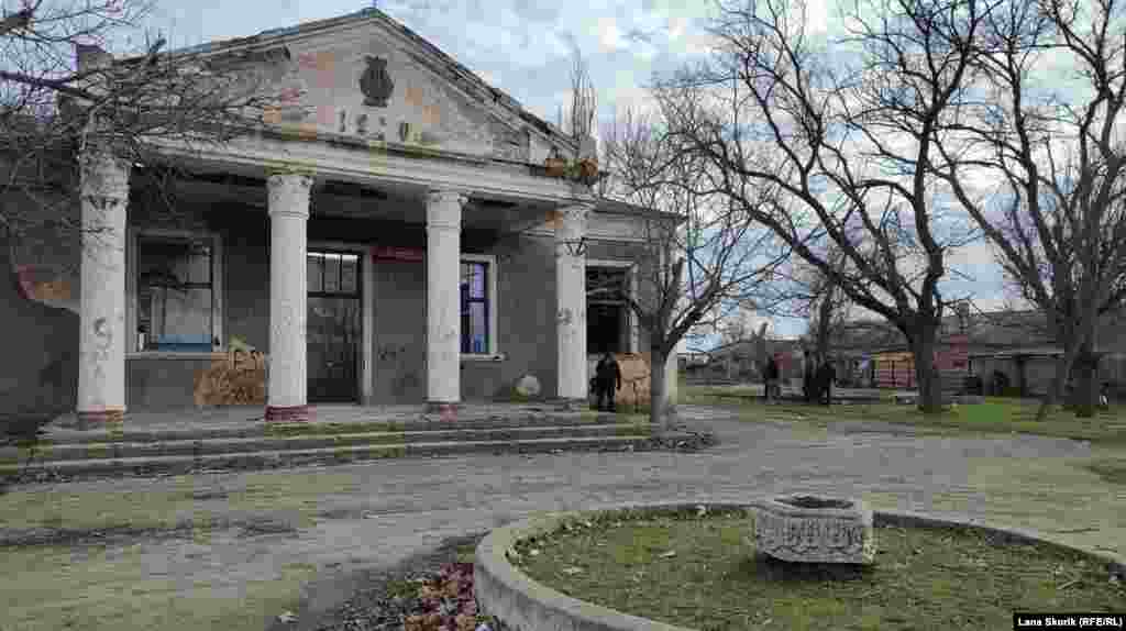 Збудований у 1960 році сільський клуб у селі Новостепове. Село Новостепове розташоване за шість кілометрів на південь від Джанкоя. Засноване воно було у 1870-і роки німецькими колоністами-лютеранами і в літературі того часу згадується як Ново-Джанкой або Альт-Джанкой. Кримські татари називали це поселення Ян&#39;и Джанкой. У 1941 році німці були депортовані із села, у 1945 році його перейменували на Ново-Степове, а у 1946-му &ndash; на Новостепове