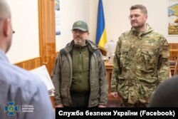 Як стверджує низка політиків обізнаних із ситуацією, голова СБУ Іван Баканов на початку широкомасштабної війни, ймовірно, перебував поза межами Києва. Сам Баканов ці закиди досі не коментував