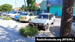 Автомобіль на вулиці Бердянська з російським прапором