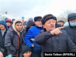 Биліктен газ бағасын түсіруді талап етіп тұрған адамдар. Жаңаөзен, Маңғыстау облысы, 3 қаңтар 2022 ж.