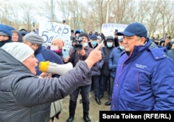 Маңғыстау облысы әкімі Нұрлан Ноғаев (оң жақта) газ бағасын түсіруді талап еткен тұрғындармен кездесіп тұр. Жаңаөзен қаласы, 3 қаңтар, 2022 жыл