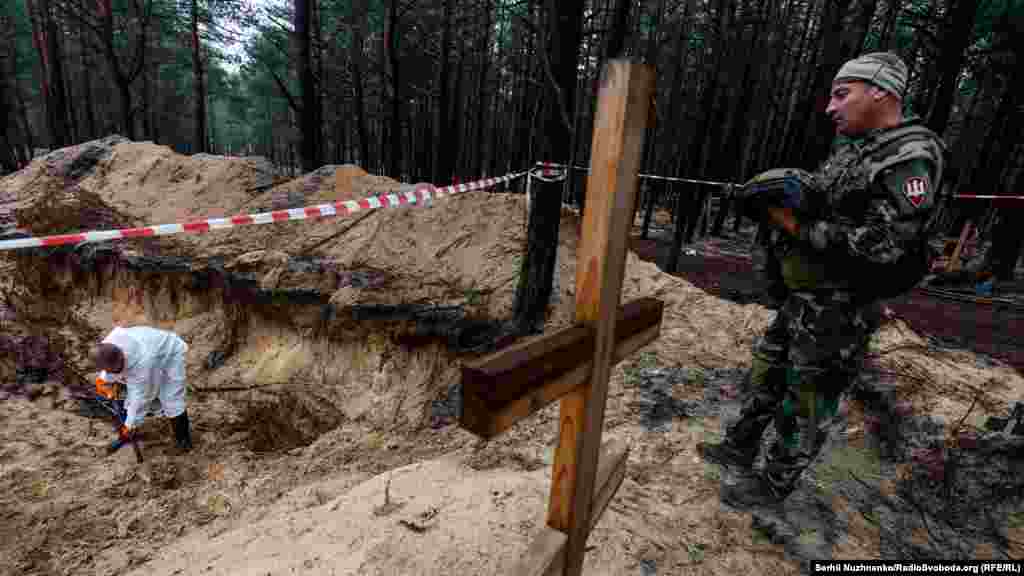 Команда з ексгумації обстежує місце масового поховання, 16 вересня 2022 року