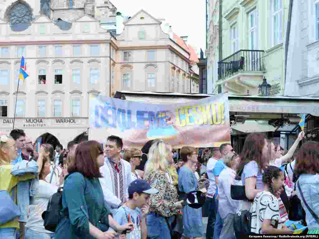 Люди несли банер із написом: &laquo;Дякуємо, Чехіє!&raquo;