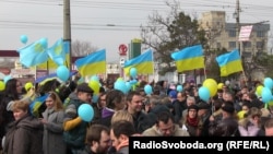 Масовий проукраїнський мітинг у Сімферополі. Вшанування пам'яті Тараса Шевченка. На передньому плані в центрі у бежевій куртці – режисер Олег Сенцов. Крим, 9 березня 2014 р.