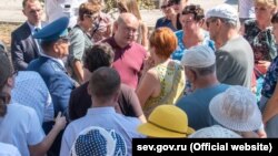 В. о. російського губернатора міста Михайло Развожаєв на зустрічі з жителями селища Любимівка в Севастополі 9 вересня 2020 року. Фото з сайту російського уряду Севастополя