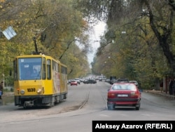 Алматыда трамвай көлігі 1937 жылғы 7 қарашадан 2015 жылғы 31 қазанға дейін жұмыс істеді. Азаттық архивіндегі мына фото Байтұрсынов пен Мақатаев көшелері қиылысатын тұста 2006 жылғы 21 қазанда түсірілген