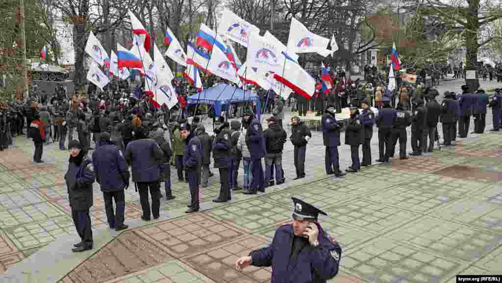 Не менее &nbsp;пристально стали смотреть на&nbsp; снимающих журналистов милиционеры, до этого почти не обращавшие на объективы внимания.