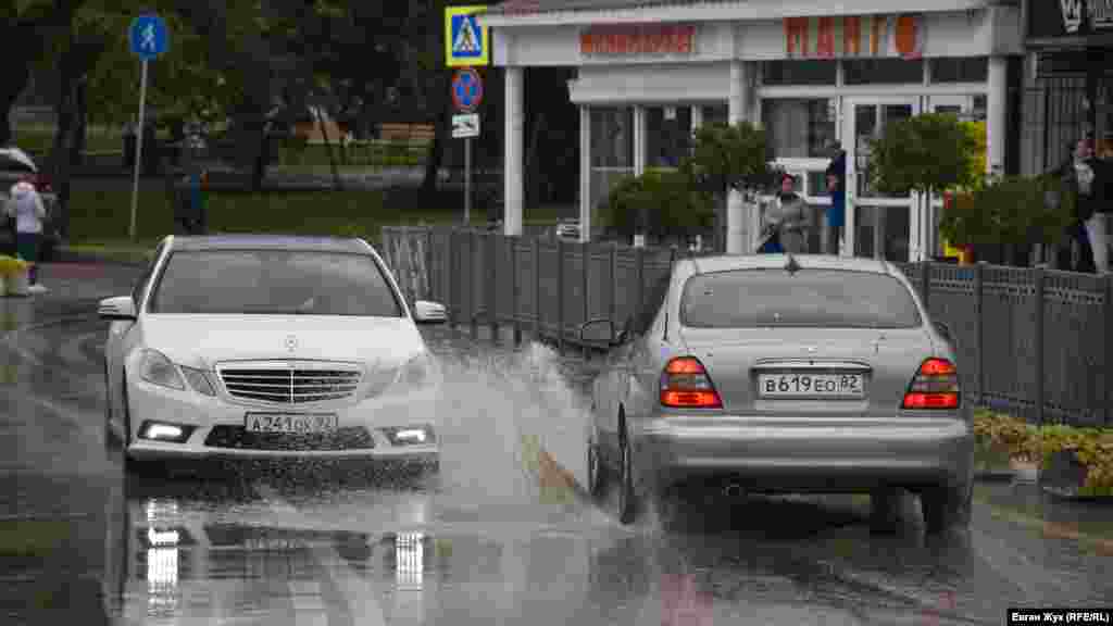 Потоки води на дорозі створюють незручності автомобілістам