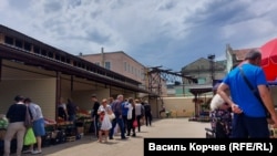 Влада Керчі відкрила новий ринок, анонсуючи продаж тут продукції з Херсонської області. Керч, 31 травня 2022 року