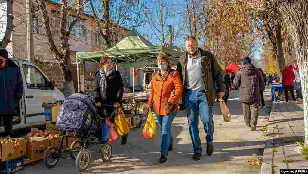 На початку вулиці Луначарського, неподалік від руїн караван-сарая Таш-Ха