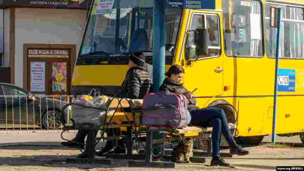 Пасажири в очікуванні автобусів