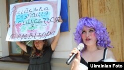 Театралізована акція, учасники якої пародіювали і висміювали російських артистів і телезірок, які підтримали анексію Криму або відзначилися іншими антиукраїнськими заявами. Київ, 8 липня 2015 року