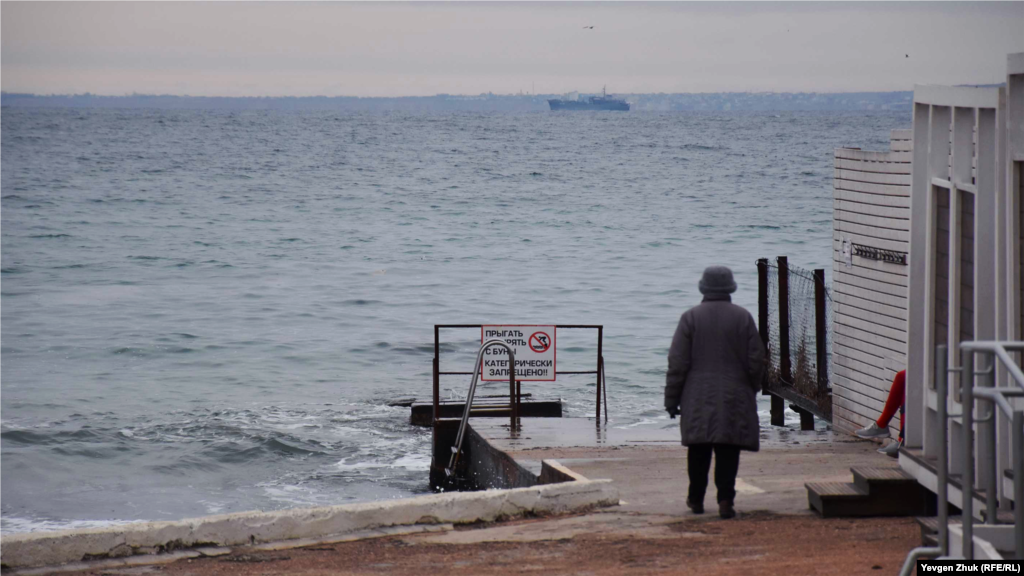 Жінка милується морським пейзажем