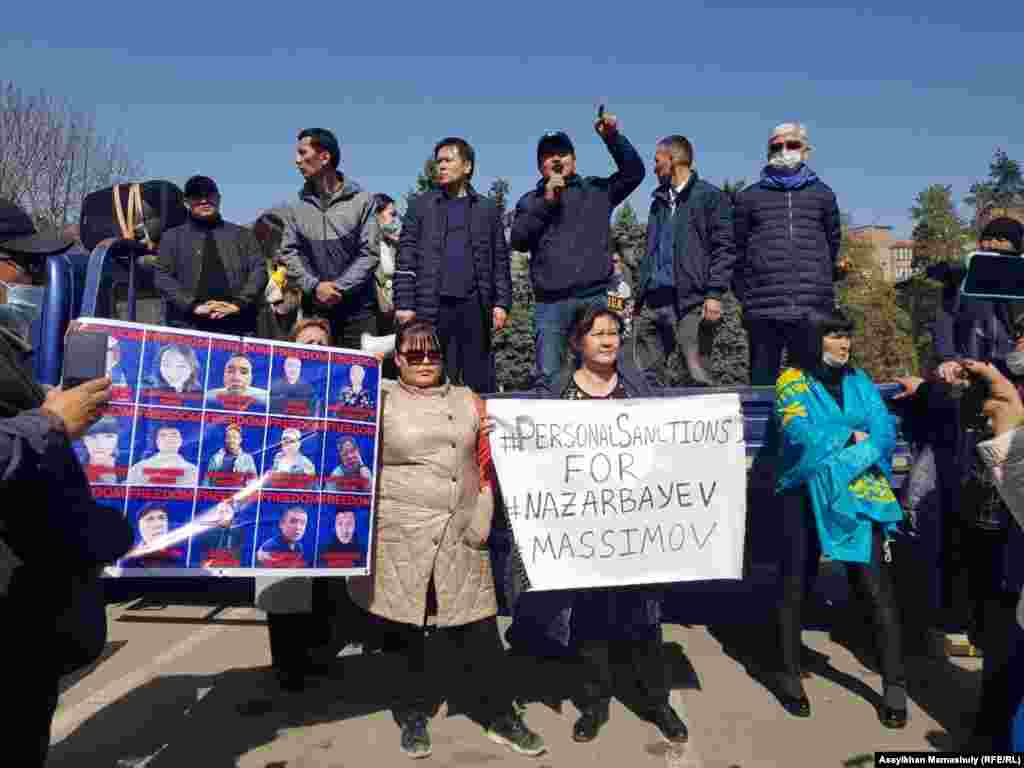 Жиналғандар арасында &quot;Демпартия&quot; өкілдерімен қатар ҚДТ жақтастары да болды. Олар митинг кезінде бірінші президент Нұрсұлтан Назарбаевқа санкция салуды, саяси тұтқындарды босатуды талап етіп, плакат ұстап тұрды.&nbsp;