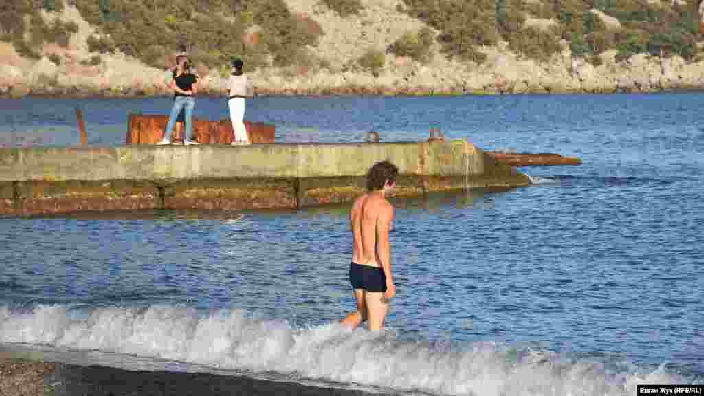 Цьогоріч наприкінці жовтня температура морської води біля Південного узбережжя Криму становить 18-20 градусів за Цельсієм