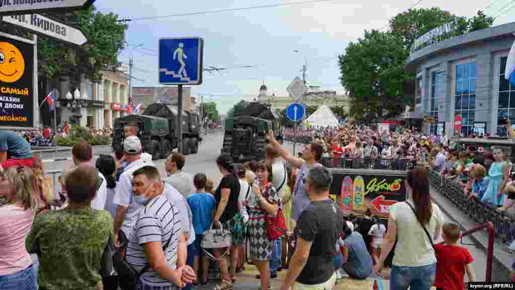 З нагоди параду в Сімферополі був оголошений вихідний. Тому багато хто прийшов подивитися на ходу