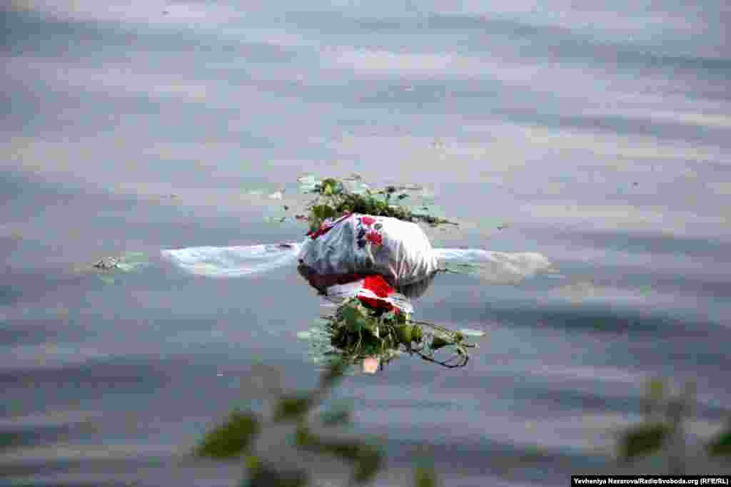 Закінчується свято поверненням Купала та Морени до стихій, які вони втілюють у собі. Так, опудало Морени мають кинути до річки