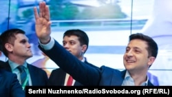 Володимир Зеленський радіє своїй незаперечній перевазі у другому турі президентських виборів. Київ, 21 квітня 2019 року