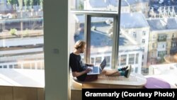 Працівник технологічної компанії Grammarly в Києві до пандемії COVID-19