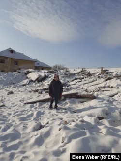 Жезқазған (Рудник) ауылының тұрғыны Тамара Децур сүрілген үйінің орнында тұр. 20 желтоқсан 2020 жыл.