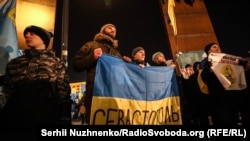 Севастопольці з українським прапором у столиці України на майдані Незалежності у «День кримського опору». Київ, 26 лютого 2018 року