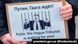 Нідерланди. Плакат «Путіне, Гаазький трибунал чекає на тебе!» на акції проти агресії Росії щодо України