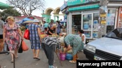 Стихійна торгівля біля основного входу в Центральний ринок Сімферополя, серпень 2015 року