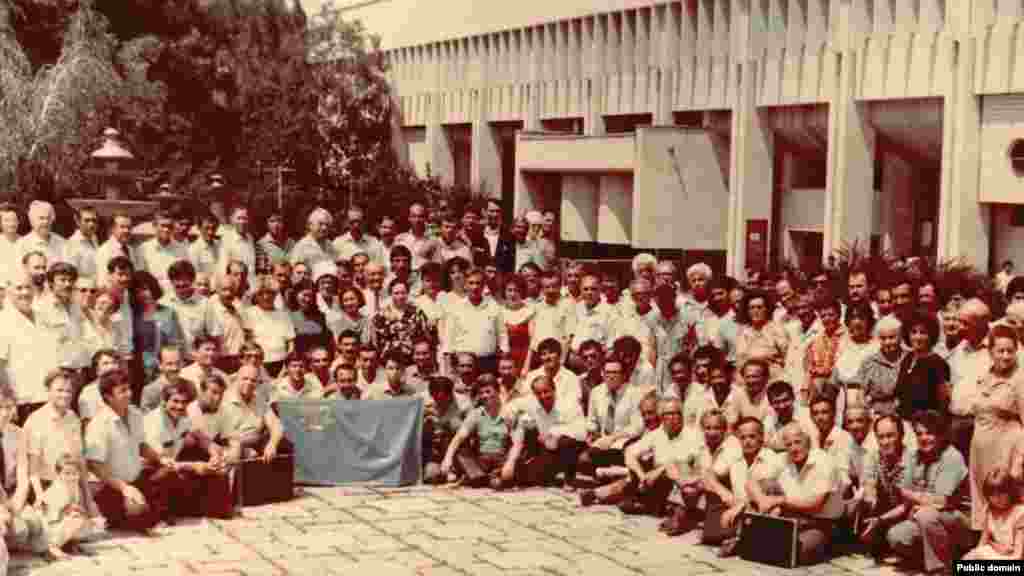 Червень 1991. А це вже учасники та гості другого Курултаю в Сімферополі. Між двома зборами минуло понад 70 років. І ось він, затверджений ще на початку 20 століття, національний прапор у руках кримських татар, які повернулися на рідну землю з депортації