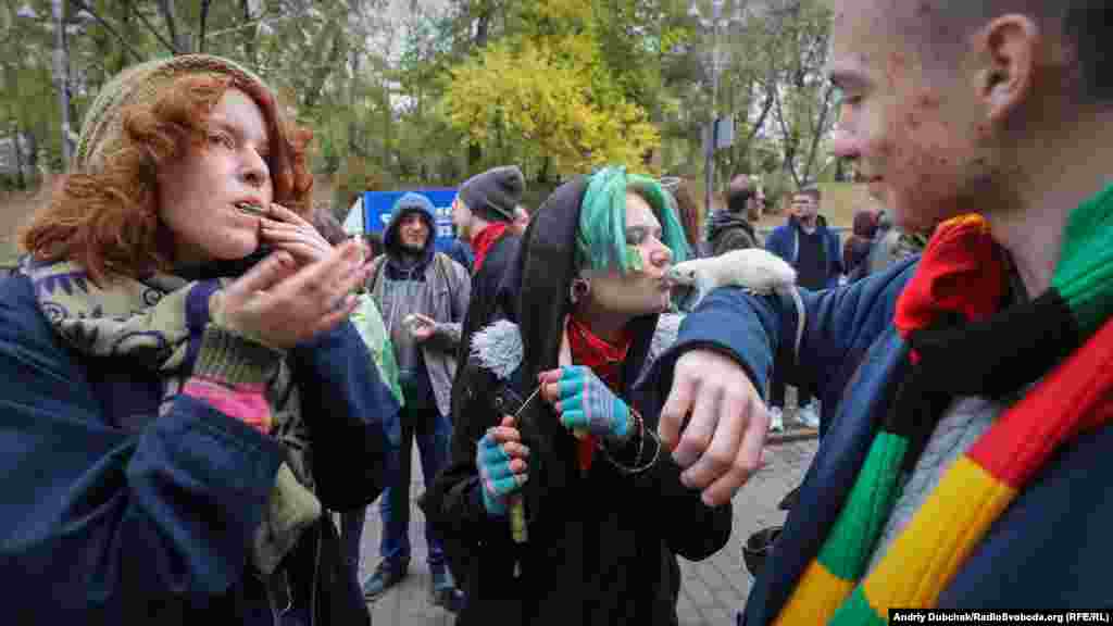 Учасниками мітингу переважно була молодь, але зустрічалися і літні люди