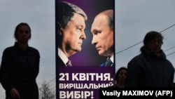 Порошенко казав, що не ставить знак рівності між Зеленським і Путіним, а нагадує, що Путін не хоче його перемоги. Квітень 2019 року, Київ