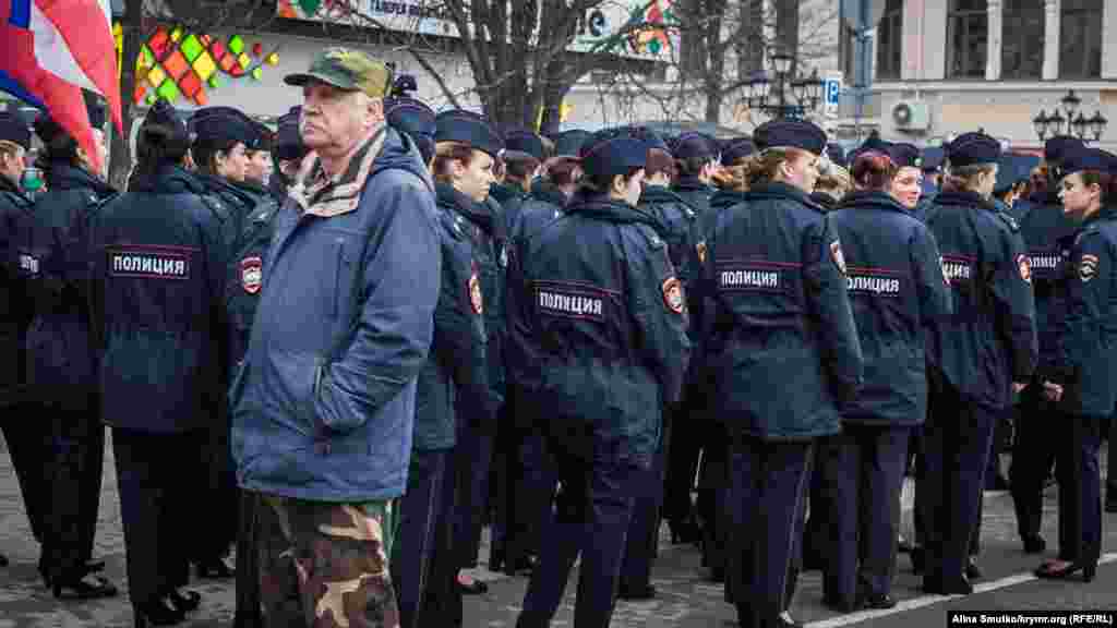 Поліцейські на мітингу так само в колоні