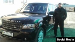 Сергій Осьмінін біля автомобіля Range Rover