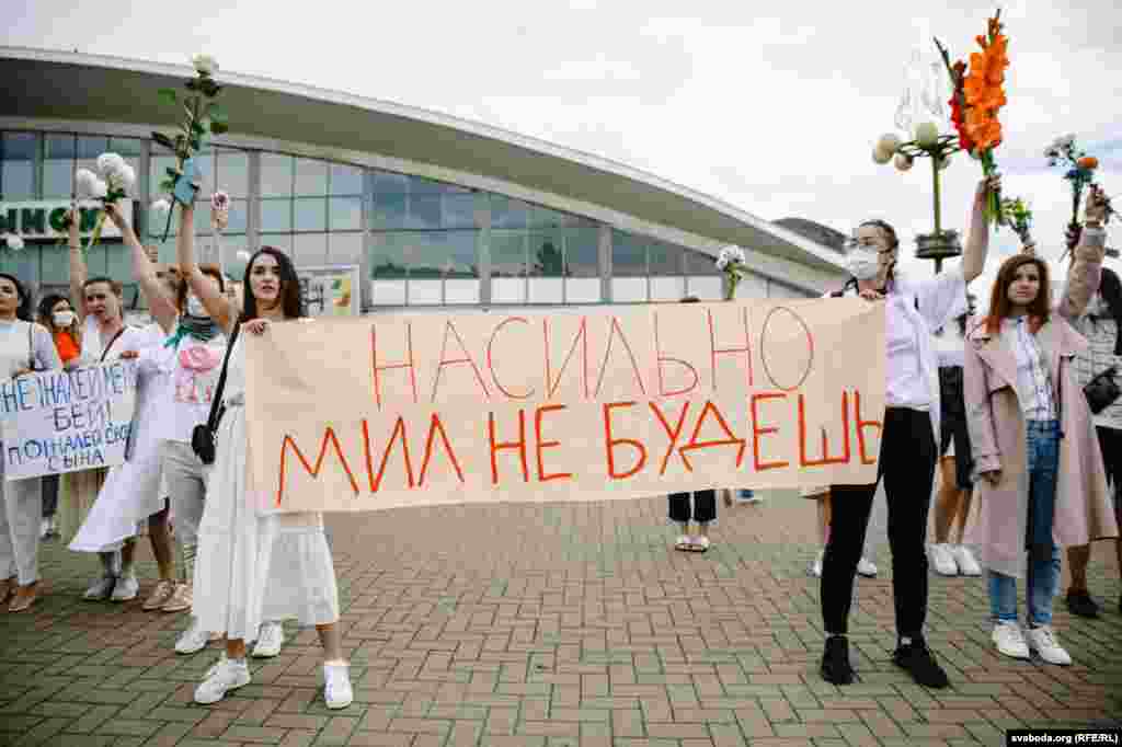 &laquo;Ми &ndash; за мирний протест. У попередні дні ми намагалися допомагати людям, підтримувати і співпереживати щодо тих, хто виходить на протести, залишали в під&rsquo;їздах їжу і медикаменти&raquo;, &ndash; сказала одна з учасниць Ксенія