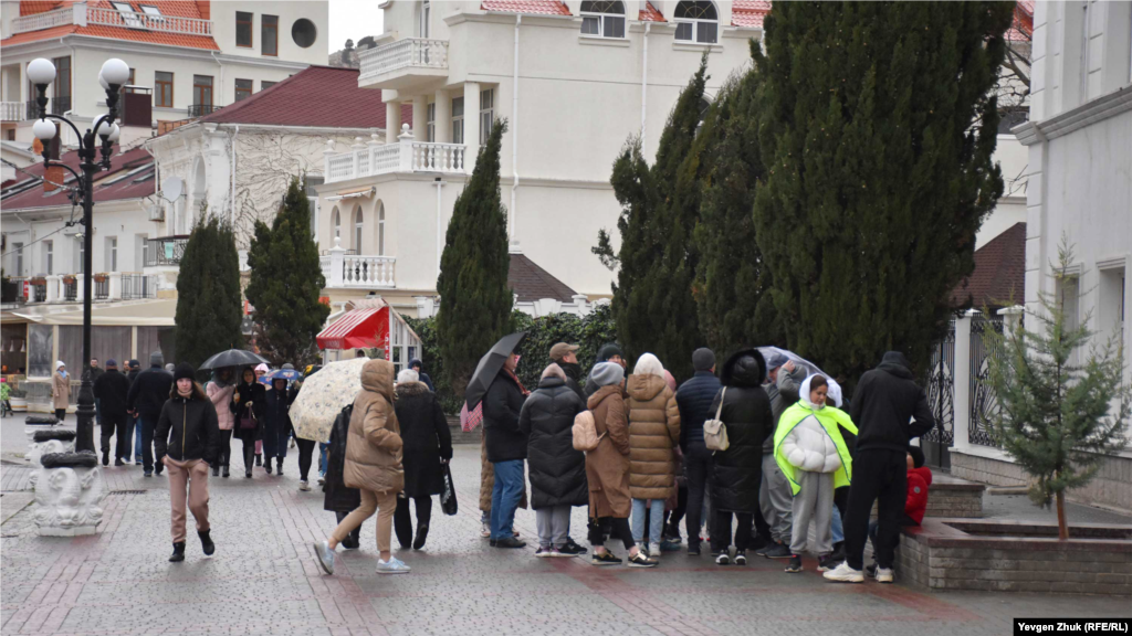 Група туристів слухає екскурсовода