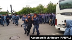 Полицейлер наразы адамдарды ұстап жатыр. Нұр-Сұлтан, 9 маусым 2019 жыл.