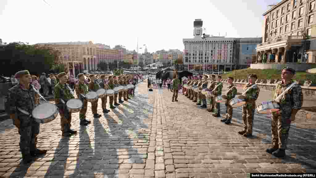 У пам&#39;ятних заходах разом із президентом України Володимиром Зеленським та його родиною візьмуть участь рідні та близькі полеглих захисників незалежності України, ветерани АТО, представники громадськості, діти &nbsp;