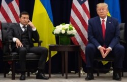 Зустріч президента США Дональда Трампа і президента України Володимира Зеленського на полях сесії Генасамблеї ООН у Нью-Йорку, 25 вересня 2019 року. Тими днями якраз Білий дім оприлюднив стенограму липневої розмови президентів, що призвело до початку процесу імпічменту, який не завершився відставкою президента США