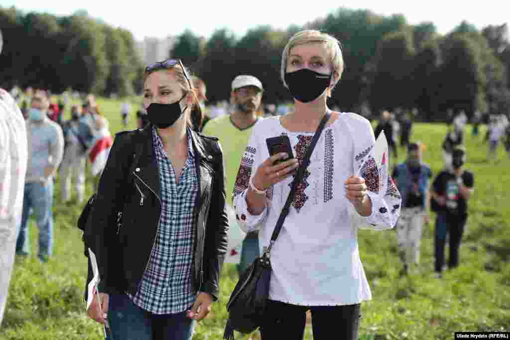 Місце проведення мітингу було огороджене, представники поліції стежили за людьми та пропускали їх через металошукачі