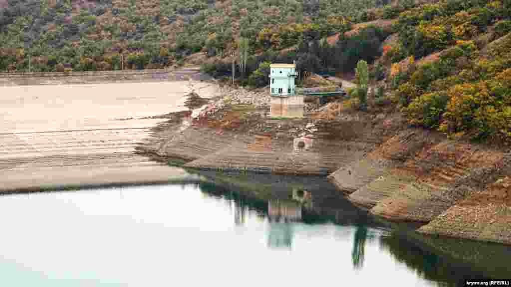 Ізобільненське водосховище під Алуштою &ndash; найглибше в Криму. Максимальна глибина &ndash; 70 метрів. Об&#39;єм &ndash; 13,25 млн кубічних метрів. Довжина &ndash; 4 кілометри. Гребля земляна, заввишки 70 метрів і завдовжки 550 метрів, 25 жовтня 2020 року