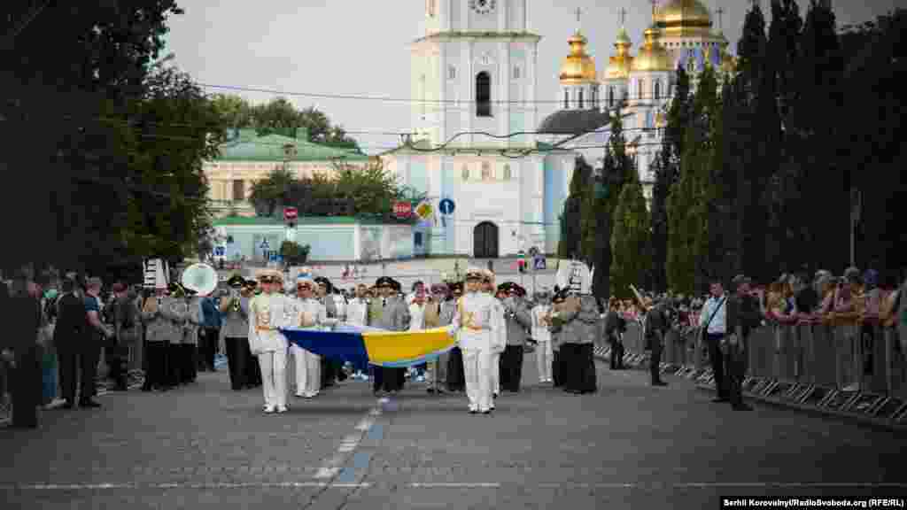 Під супровід оркестру спортсмени прокрокували до Софійської площі