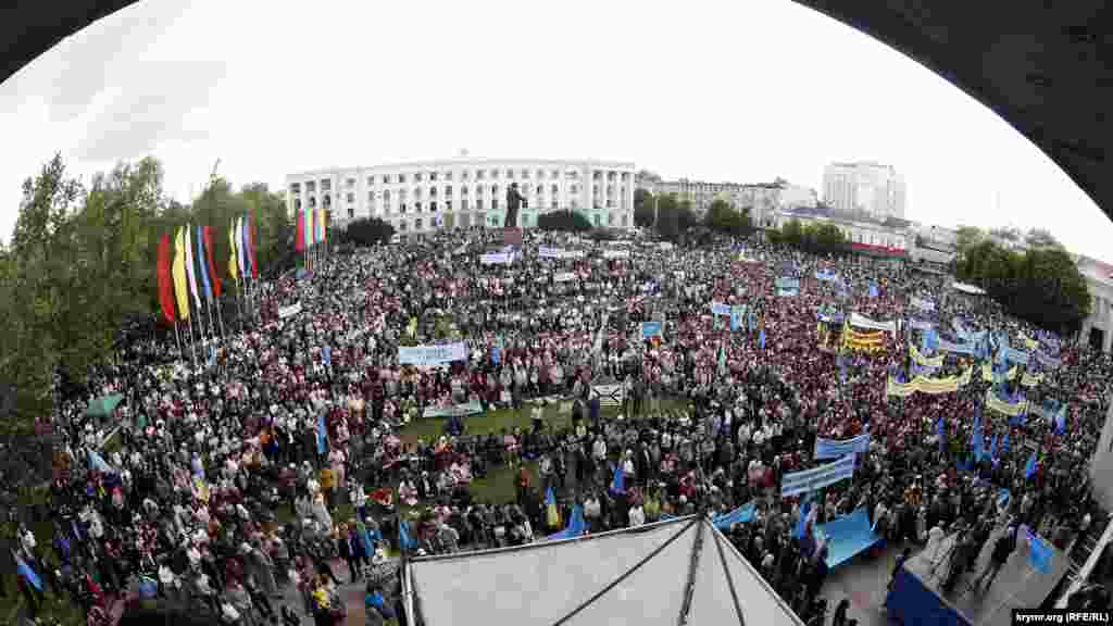 На щорічному траурному мітингу знову зібралися тисячі людей