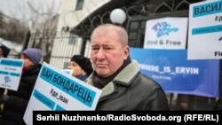 Ільмі Умеров на акції біля посольства Росії в Києві на захист викрадених у Криму, 27 грудня 2018 року